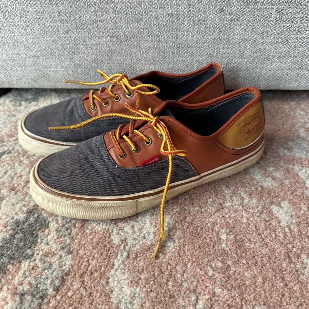 Levi’s Kids Two Tone Canvas and Faux Leather Lace Up Sneakers, Boys Size 5.5